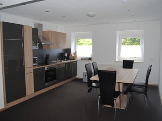 EG Küche mit Esstisch