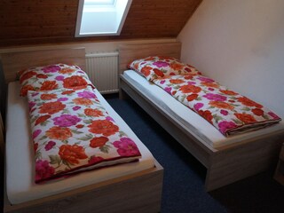 DG Schlafzimmer mit zwei getrennten Betten