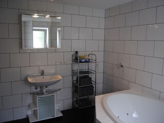 EG Badezimmer mit Badewanne