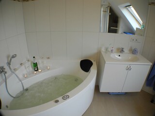 ... und einem entspannenden Bad bei Kerzenschein in der Eckbadewanne