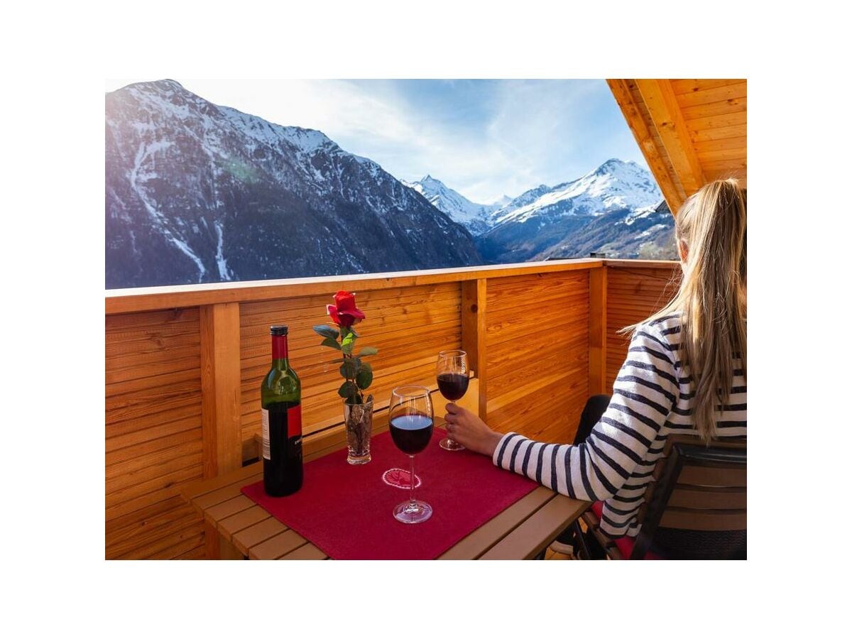 Den sonnigen Balkon genießen mit herrlichen Bergblick