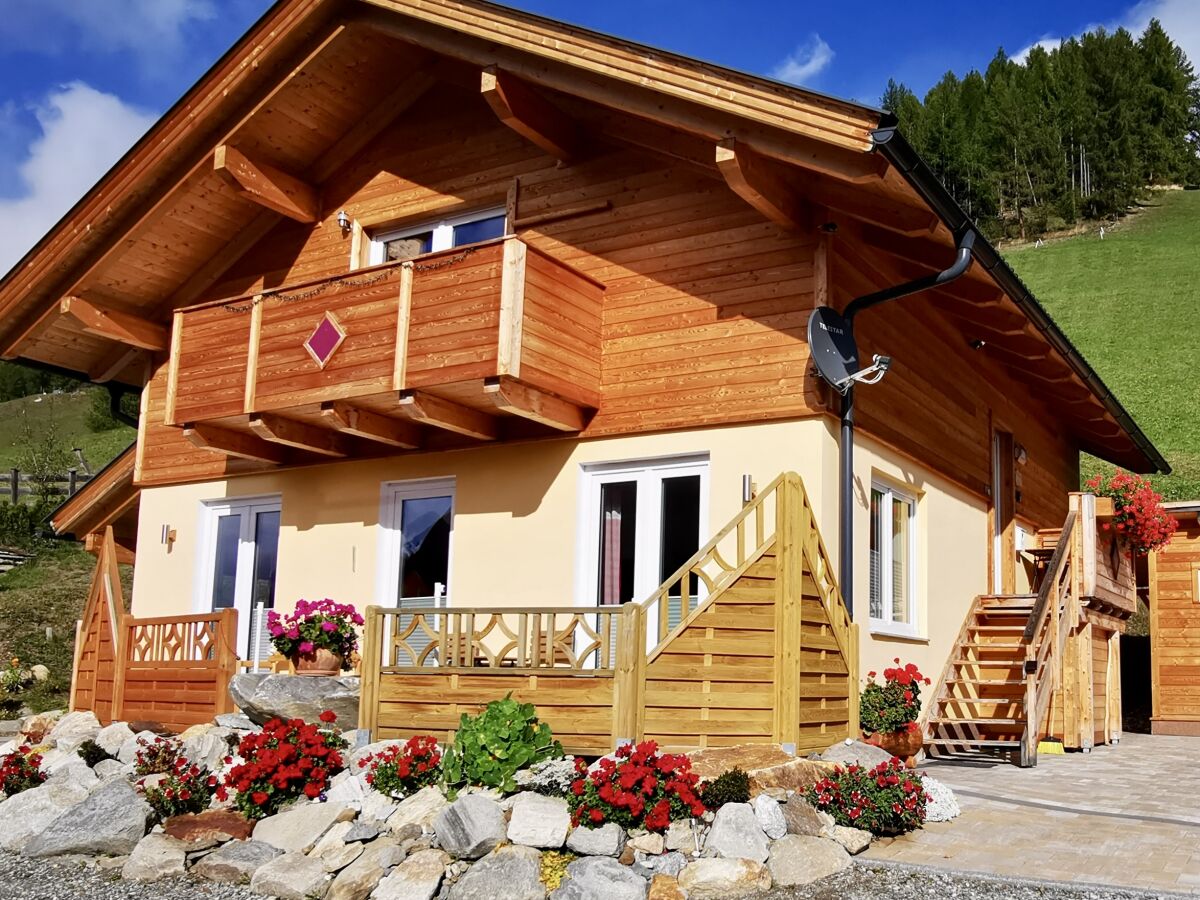 Chalet Magda-Lena im Sommer mit Balkon  und Terrasse