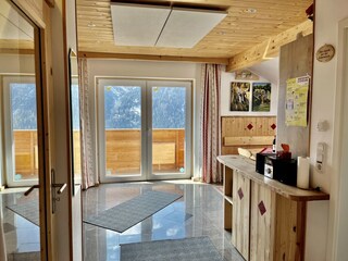 Blick Richtung Balkon  mit herrlicher Bergsicht