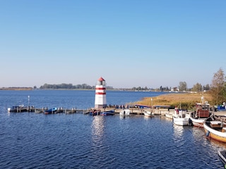 Leuchtturm und Hafen von Waase