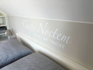 Schlafzimmer mit Einbauschrank  und bequemen Bett.