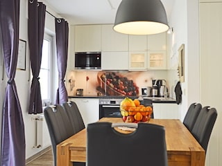 Voll ausgestattete Ikea-Küche mit großem Kühlschrank.