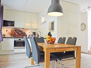 Voll ausgestattete Ikea-Küche mit großem Kühlschrank.