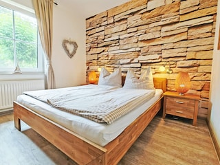 Schlafzimmer mit franz. Doppelbett (1,60 x 2,00 m).