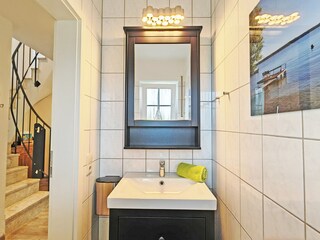 Gäste-WC Ferienhaus Plauer See im Erdgeschoß.