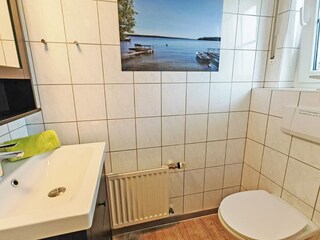 Gäste-WC Ferienhaus Plauer See im Erdgeschoß.