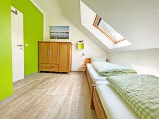 Schlafzimmer im OG mit 2 Einzelbetten (0,90 x 2,00 m).