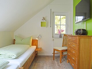 Schlafzimmer mit TV und Blu-Ray-Player voll abdunkelbar