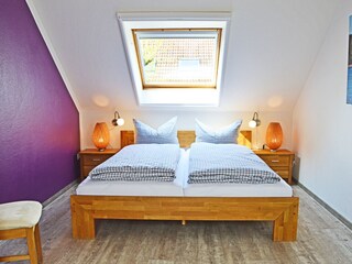 Schlafzimmer mit  großem Doppelbett (1,80 x 2,00 m).