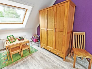 Reisebetten, Spiel- u. Malsachen, gr. Schrank m. Safe.