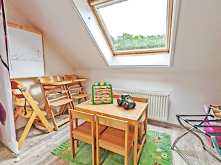 Kinderspielecke m. Wickeltisch, Hochstühlen + TrippTrap