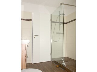 Badezimmer mit Walk-In-Dusche