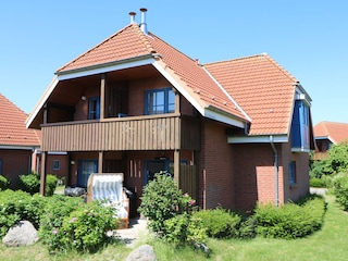 Terrasse mit neuem Strandkorb (unten rechts)