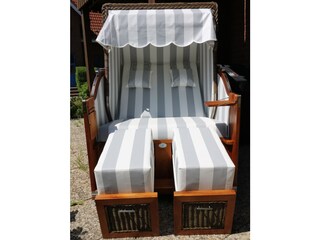 Der neue Teak-Strandkorb mit extra dicken Fußkissen