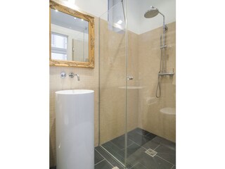 Spacious shower with great shower head