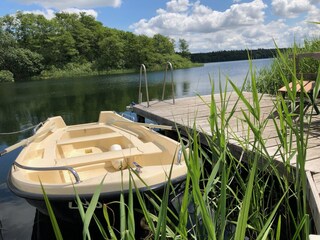 Steg am Schaalsee mit eigenem Ruderboot