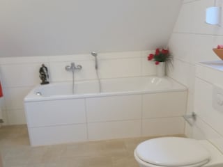 Bad mit Wanne und Fenster