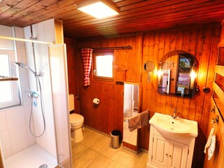 Tageslichtbad mit Dusche und WC
