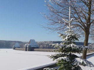 Möhnesee an der Sperrmauer