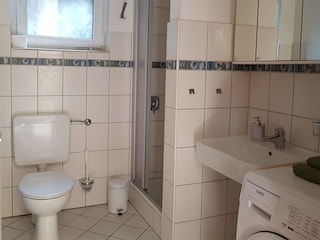 Dusche, WC, WT, 3-teiliger Spiegelschrank,Waschmaschine