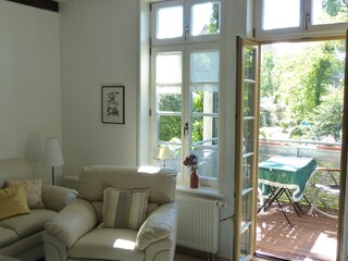 Wohnzimmer und Balkon