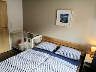 Schlafzimmer mit Babybett