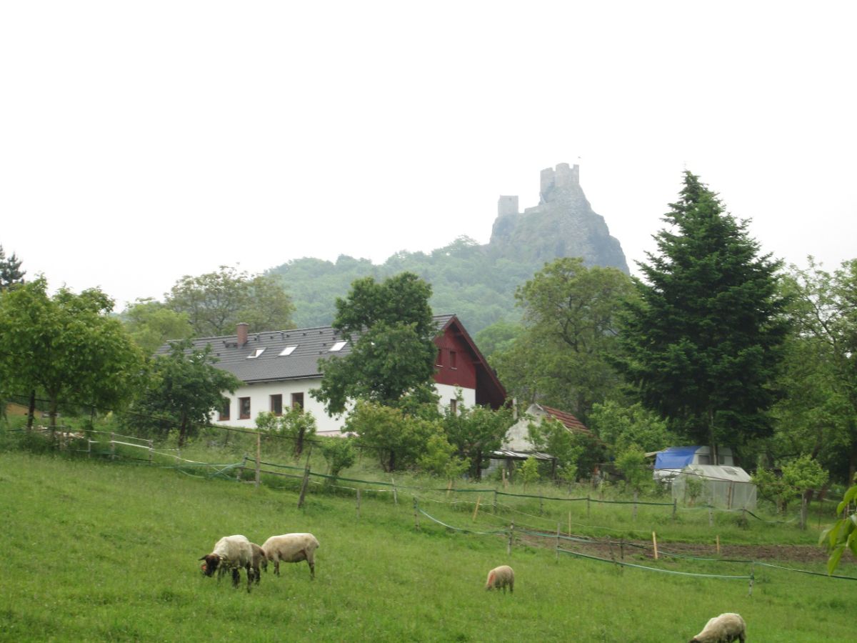 Der Burg Trosky mit Landhaus Trosenka