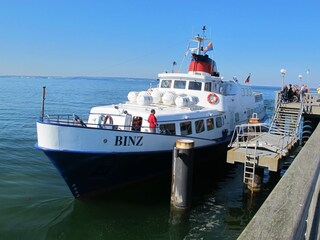 Fahrgastschiff an der binzer Seebrücke.