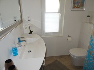 Bad Waschtisch und WC