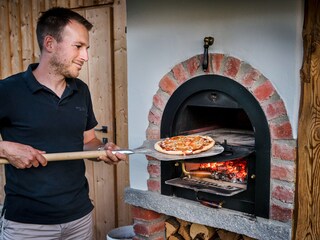 Im Sommer gibt´s Pizza aus unserem Steinbackofen