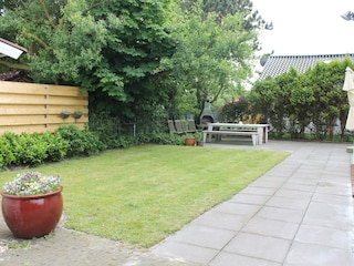 Die Terrasse mit Gartenmöbeln