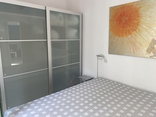 Kleines Schlafzimmer.