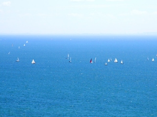 Segelschiffe in der Bucht.