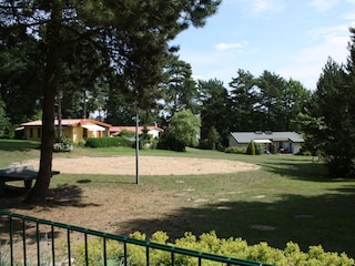 Blick auf Sandkasten und Tischtennisplatten