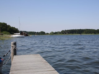 Blick vom Bootssteg auf den See