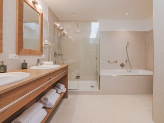 Badezimmer mit DU/Bad/WC