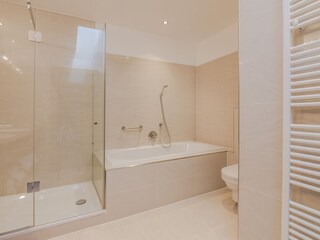 Badezimmer mit DU/Bad/WC