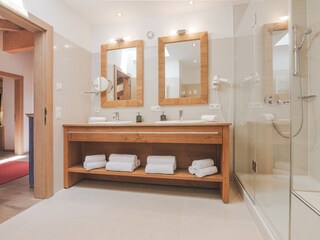 Badezimmer mit DU/Bad/WC