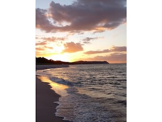 Strandspaziergang bei Sonnenuntergang