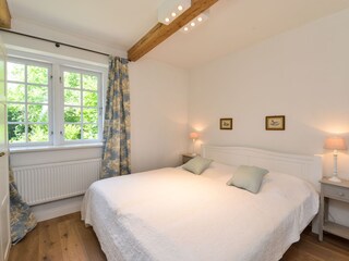 Schlafzimmer mit Blick in den Garten