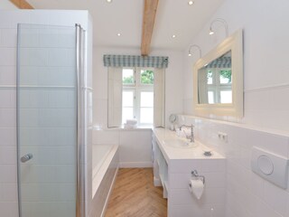 Bad mit bodengleicher Dusche und Badewanne