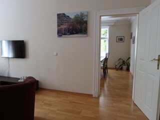 Blick vom Wohnzimmer ins Esszimmer