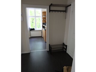 Eingangsbereich mit Blick in die Küche