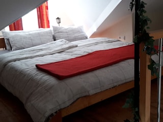 Schlafempore ( niedrige Decke)