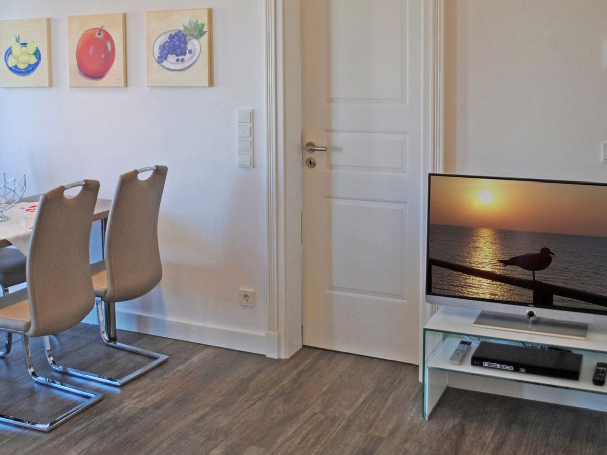 Wohnraum mit HD-TV und DVD-Player