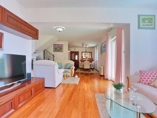 Living area (with exit to BBQ), TV, fireplace